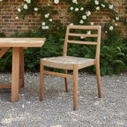 Chaises de jardin en teck naturel avec accoudoirs et assise tressée – Lot de 2