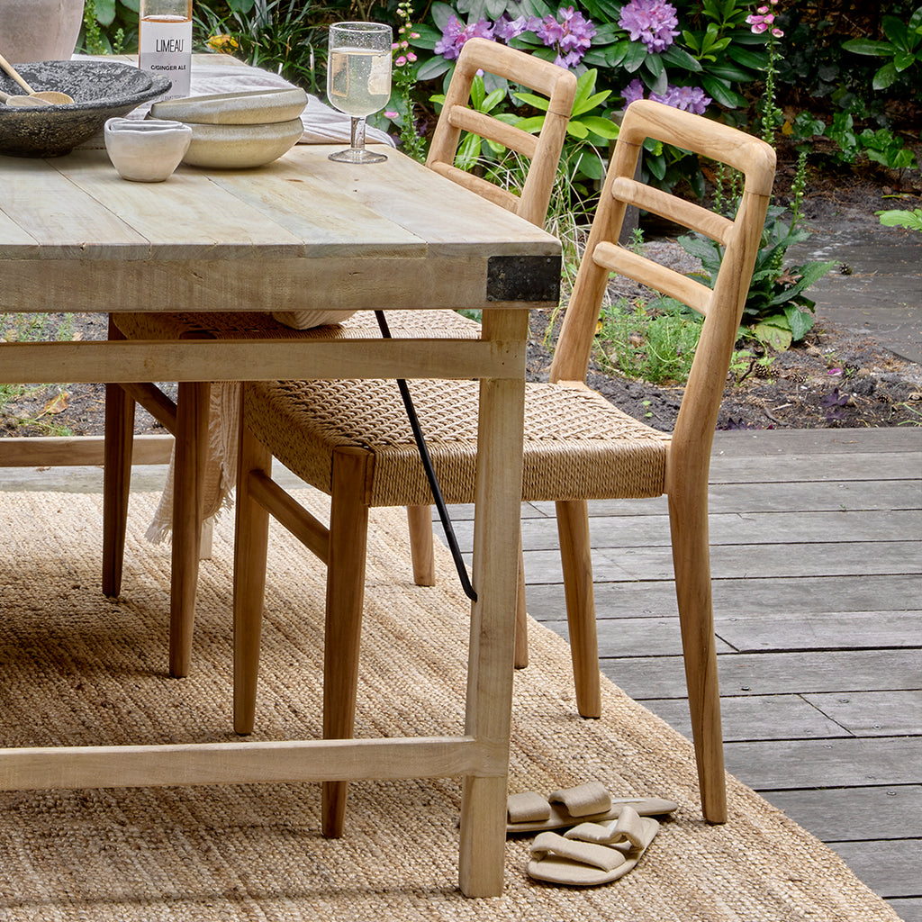 Chaises de jardin en teck naturel avec accoudoirs et assise tressée – Lot de 2