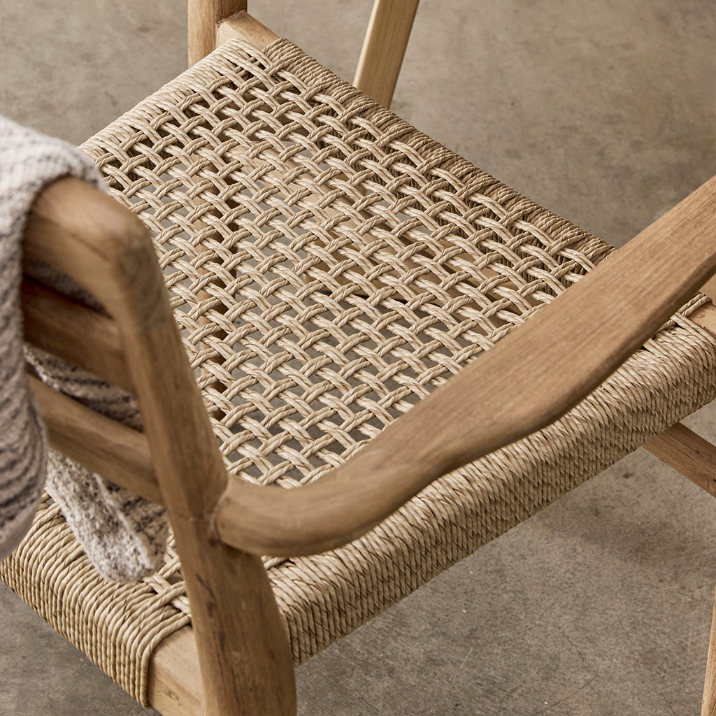 Chaises de jardin en teck naturel avec accoudoirs et assise tressée – Lot de 2