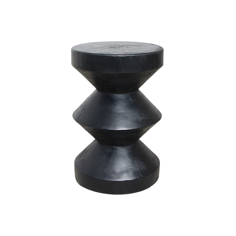 Table d’appoint en teck noir forme sablier sculptée – H45 cm