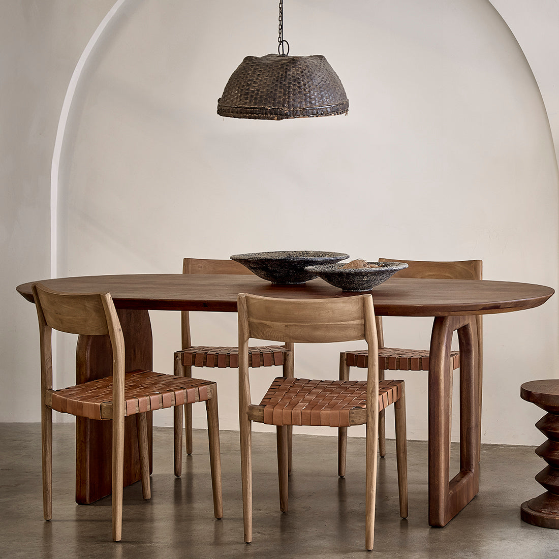 Table à manger en bois de manguier brun plateau arrondi – 240x90 cm