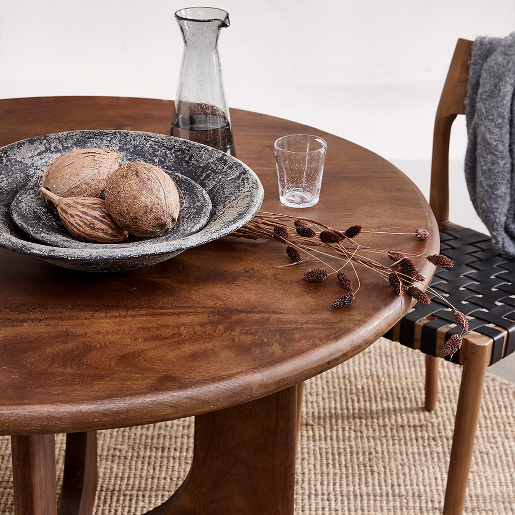 Table ronde en bois massif brun pied sculptural croisé – Ø120 cm