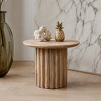 Table d’appoint ronde en bois de manguier clair sculpté – Ø55 cm