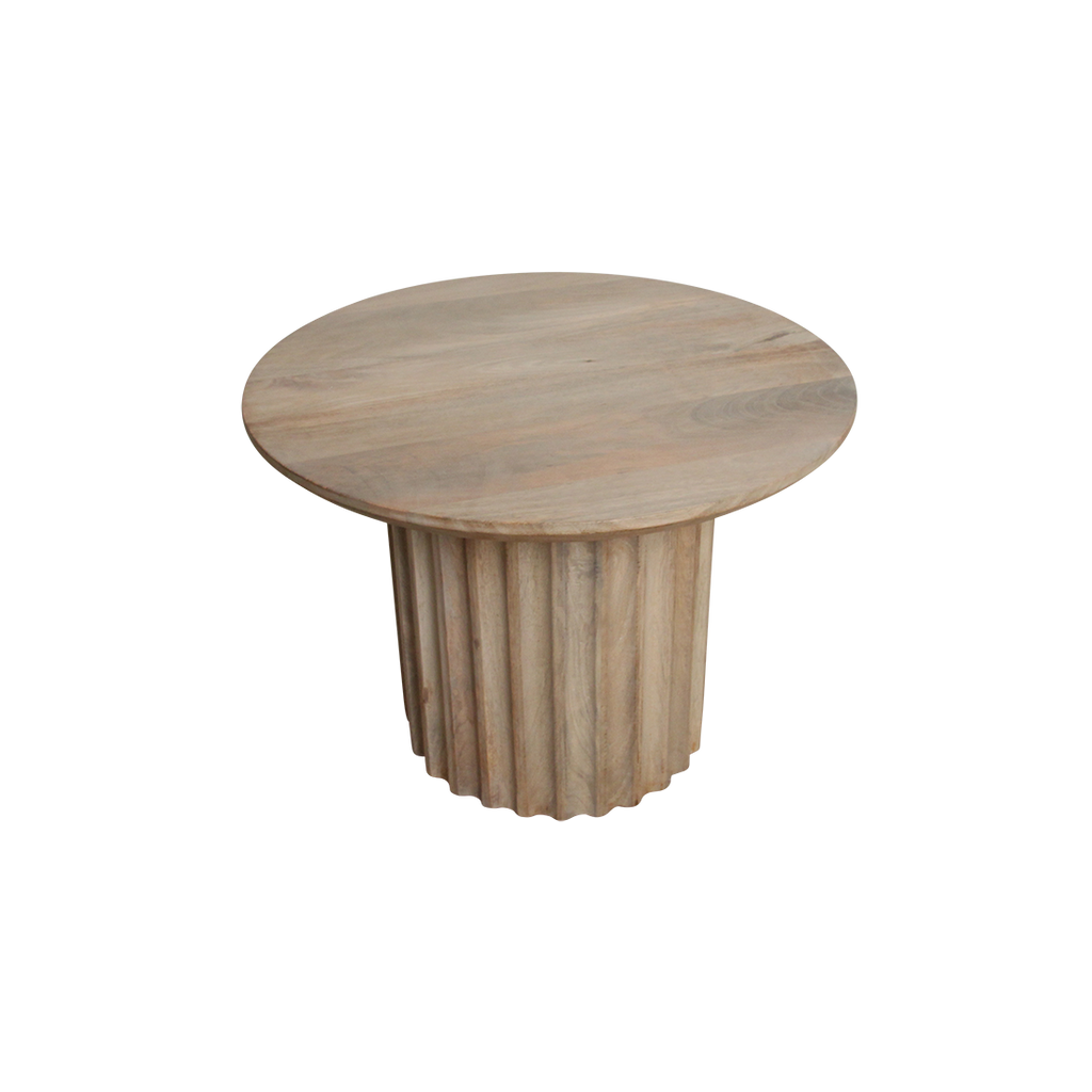 Table d’appoint ronde en bois de manguier clair sculpté – Ø55 cm