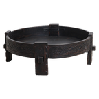 Table basse ronde en bois sculpté noir patiné – Ø73 cm