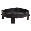 Table basse ronde en bois sculpté noir patiné – Ø73 cm