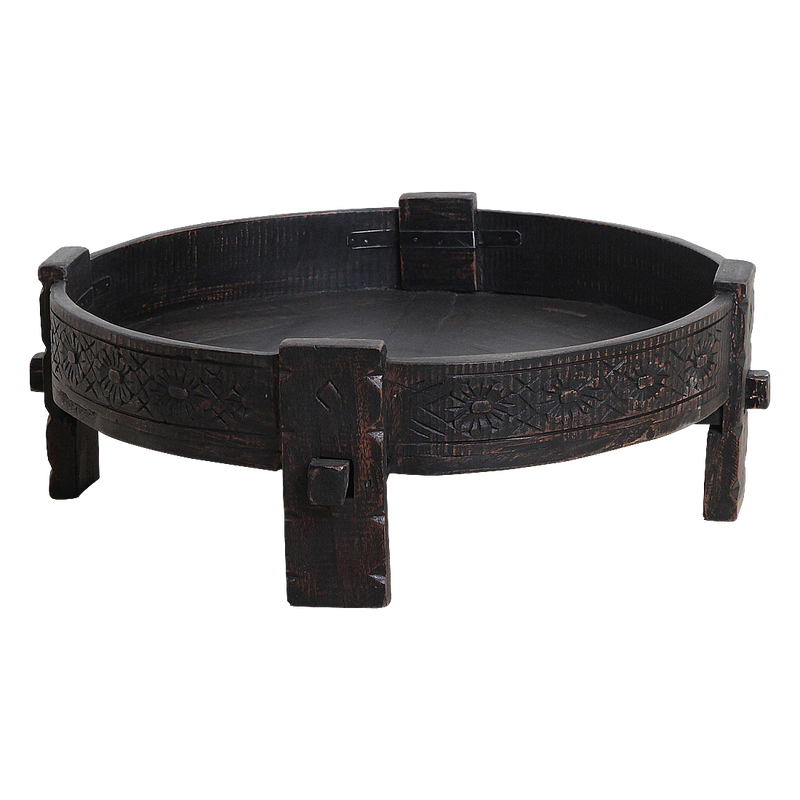 Table basse ronde en bois sculpté noir patiné – Ø73 cm