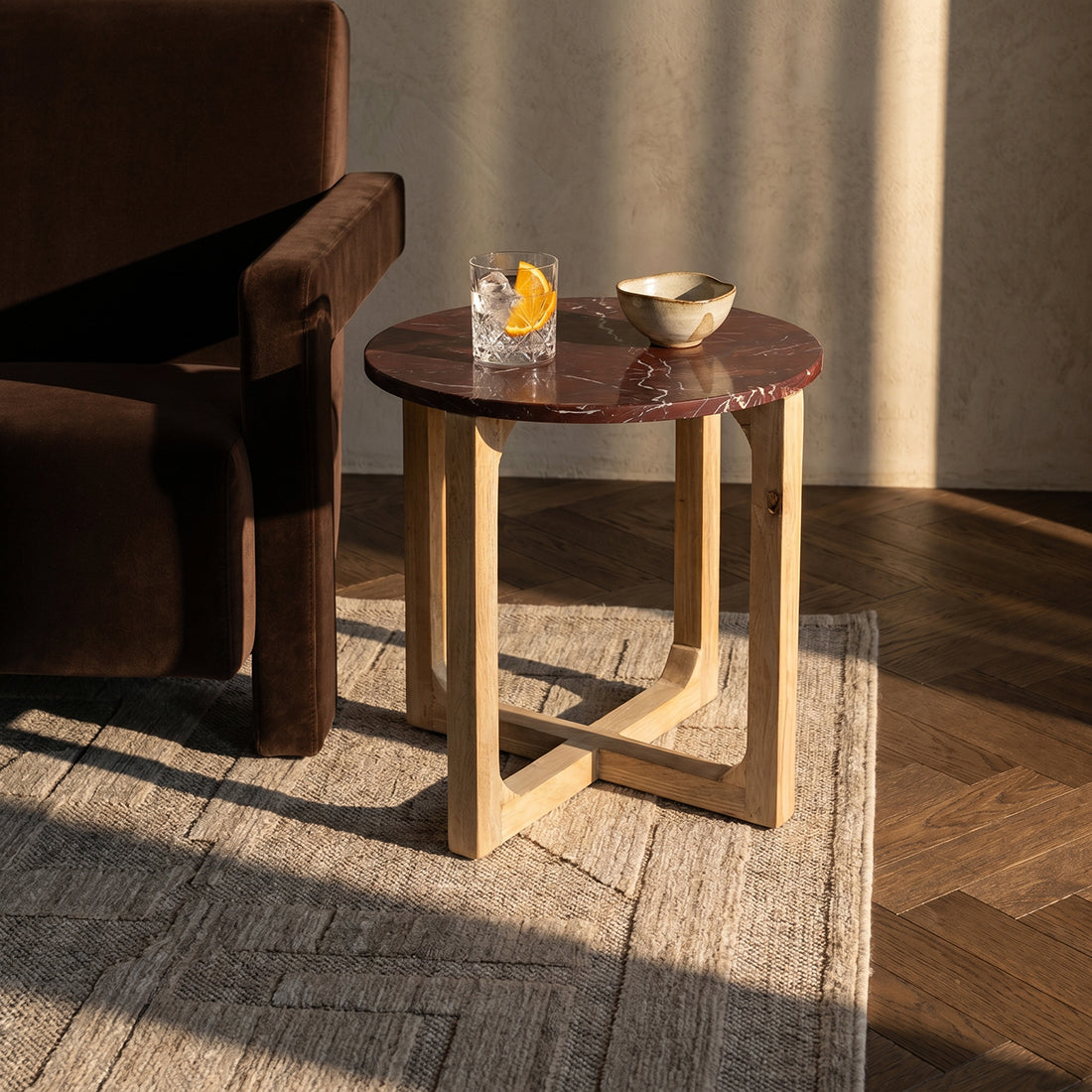 Table d'appoint marbre rouge veiné blanc piètement bois clair – Ø50 cm
