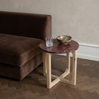 Table d'appoint marbre rouge veiné blanc piètement bois clair – Ø50 cm