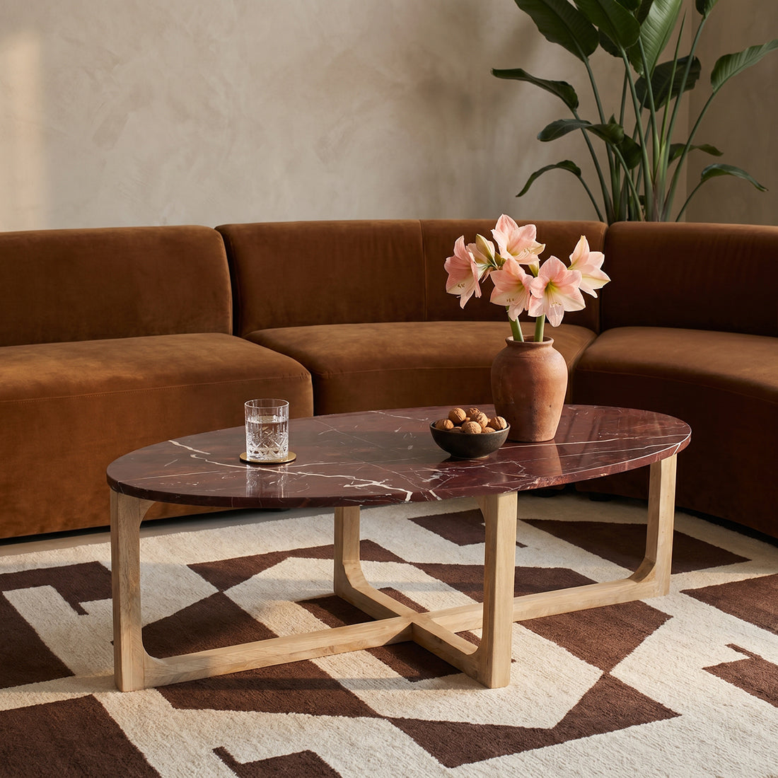 Table basse marbre bordeaux veiné bois clair salon – 120x65 cm