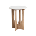 Table d’appoint ronde en marbre blanc et bois clair sculpté – H50 cm