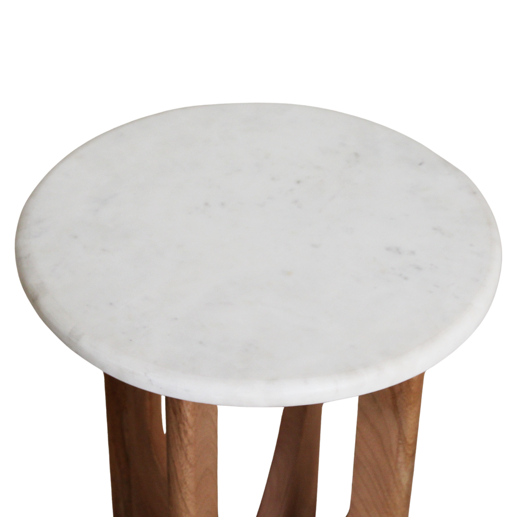Table d’appoint ronde en marbre blanc et bois clair sculpté – H50 cm