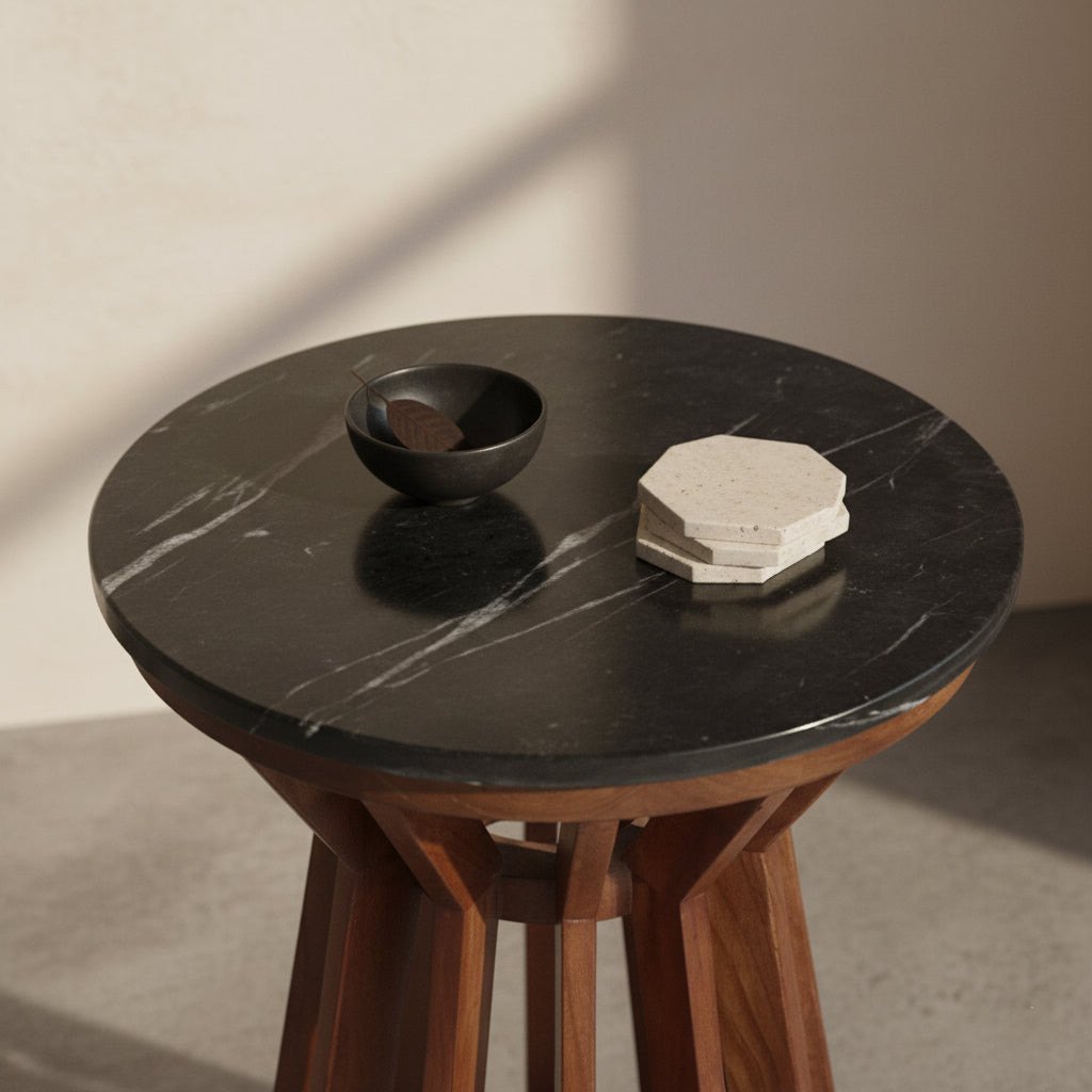Table d’appoint ronde en marbre noir et bois de manguier sculpté – Ø40 cm
