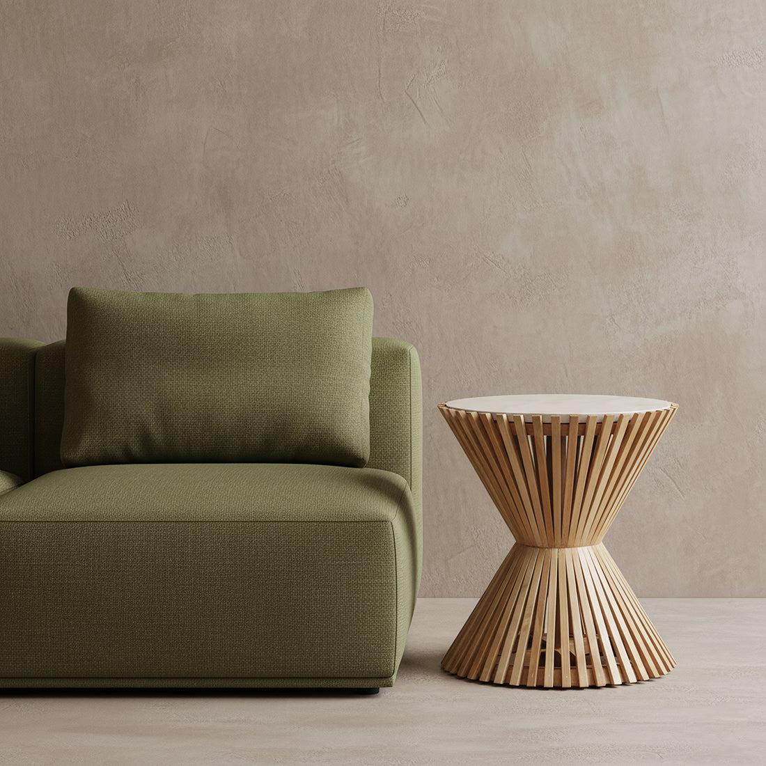 Guéridon rond en marbre clair base sablier en bois naturel – Ø46 cm
