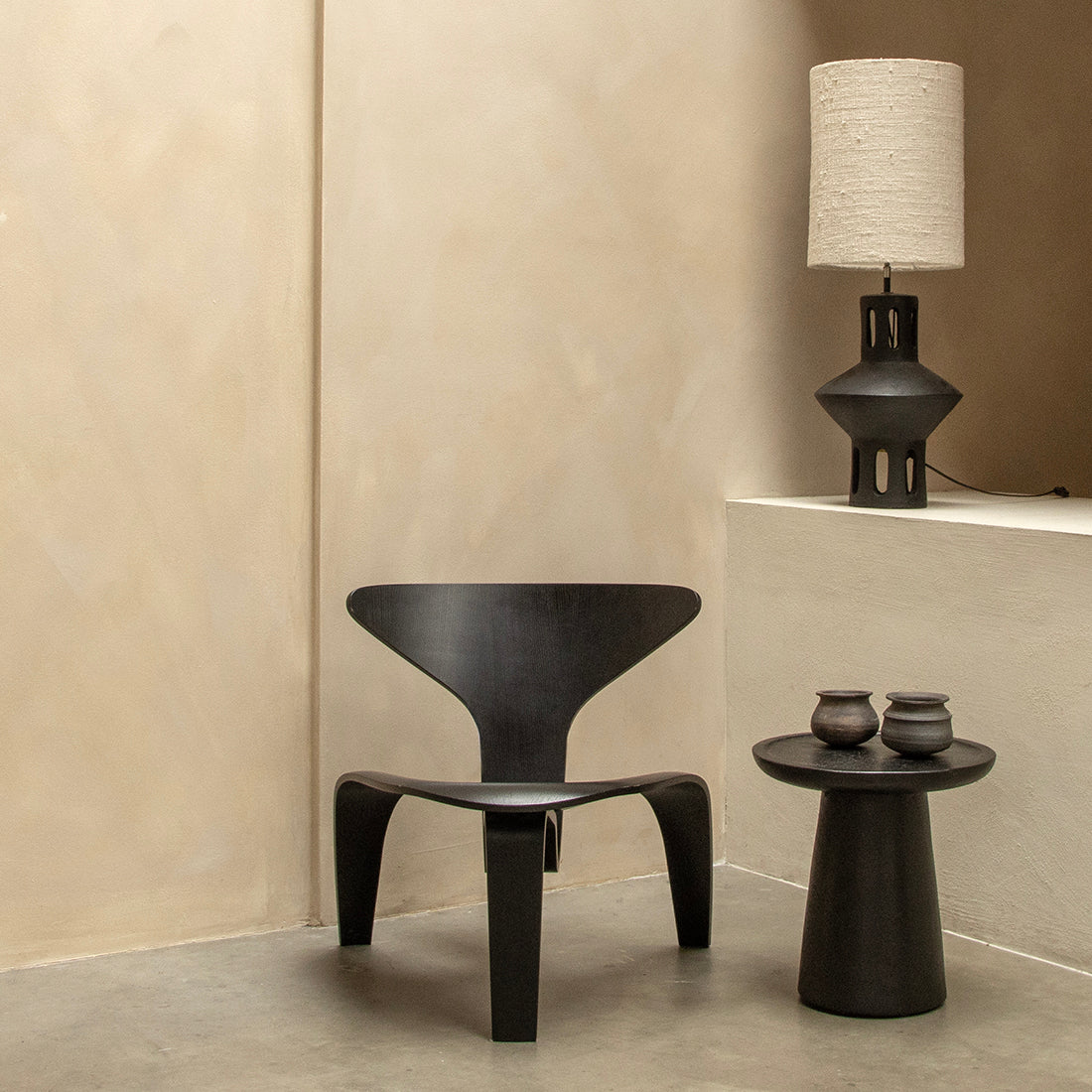 Table d’appoint ronde en teck noir mat avec rebord – Ø40 cm