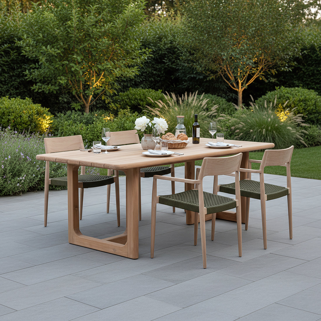 Table de jardin en teck recyclé naturel avec pieds ajourés – 200x90 cm