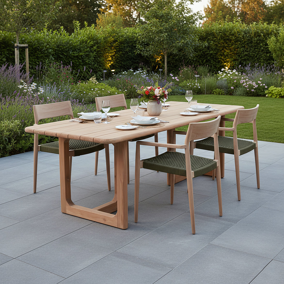 Table de jardin en teck recyclé 240 cm ovale et naturelle