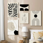Murale d’art minimaliste avec impressions de feuilles noires sur un mur