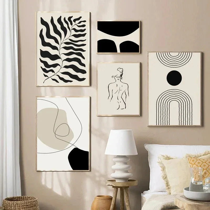 Murale d’art minimaliste avec impressions de feuilles noires sur un mur