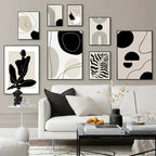 Murale d’art abstrait avec silhouette féminine en noir sur fond beige