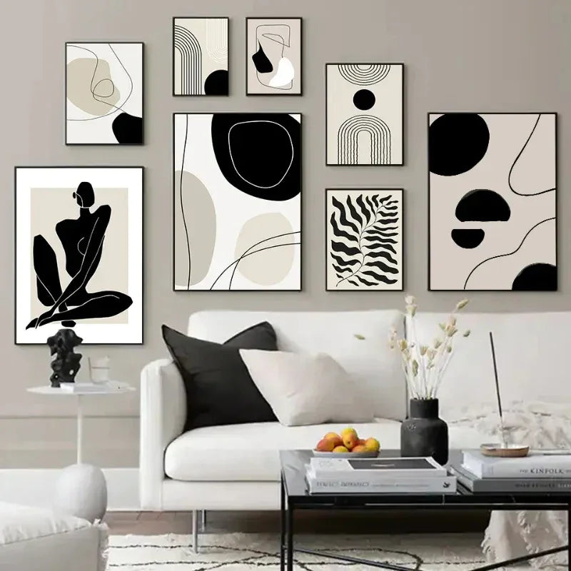 Murale d’art abstrait avec silhouette féminine en noir sur fond beige