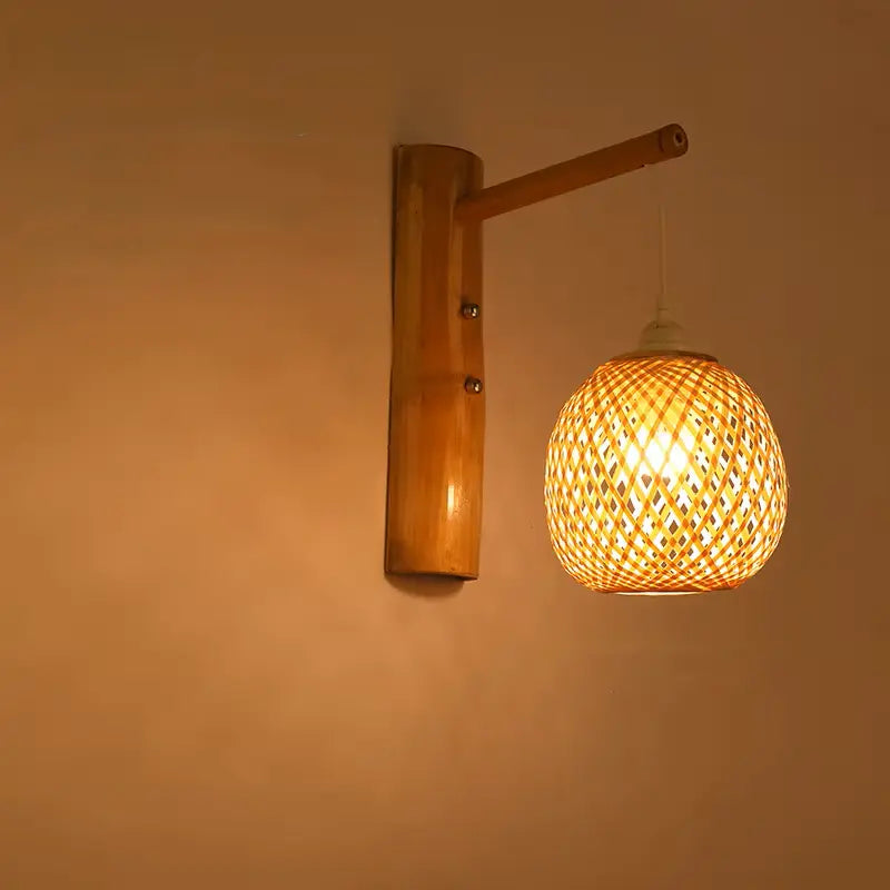 Applique en bambou ronde allumée fixée au mur, diffusant une lumière chaleureuse