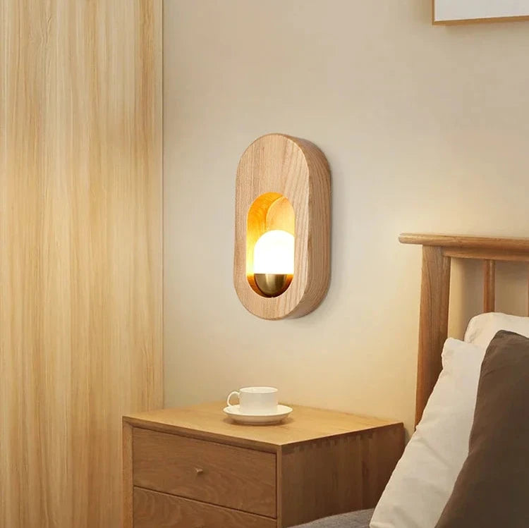 Applique murale bois clair dans une chambre avec table de nuit.