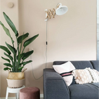 Intérieur de salon avec applique murale en bois naturel et abat-jour blanc pivotant