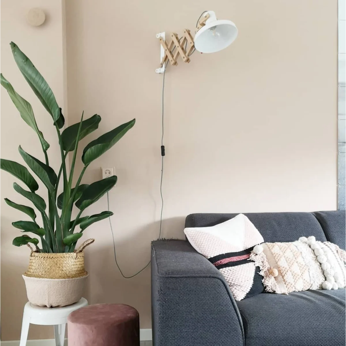 Intérieur de salon avec applique murale en bois naturel et abat-jour blanc pivotant