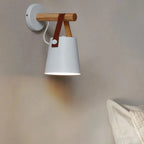 Applique murale bois scandinave avec ampoule LED pour un éclairage doux et chaleureux.