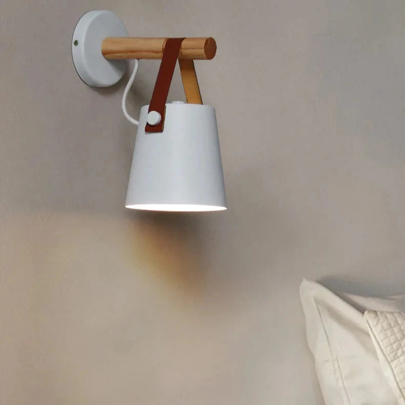 Applique murale bois scandinave avec ampoule LED pour un éclairage doux et chaleureux.