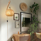 Lampe murale en rotin installée dans une pièce, ambiance naturelle et chaleureuse.