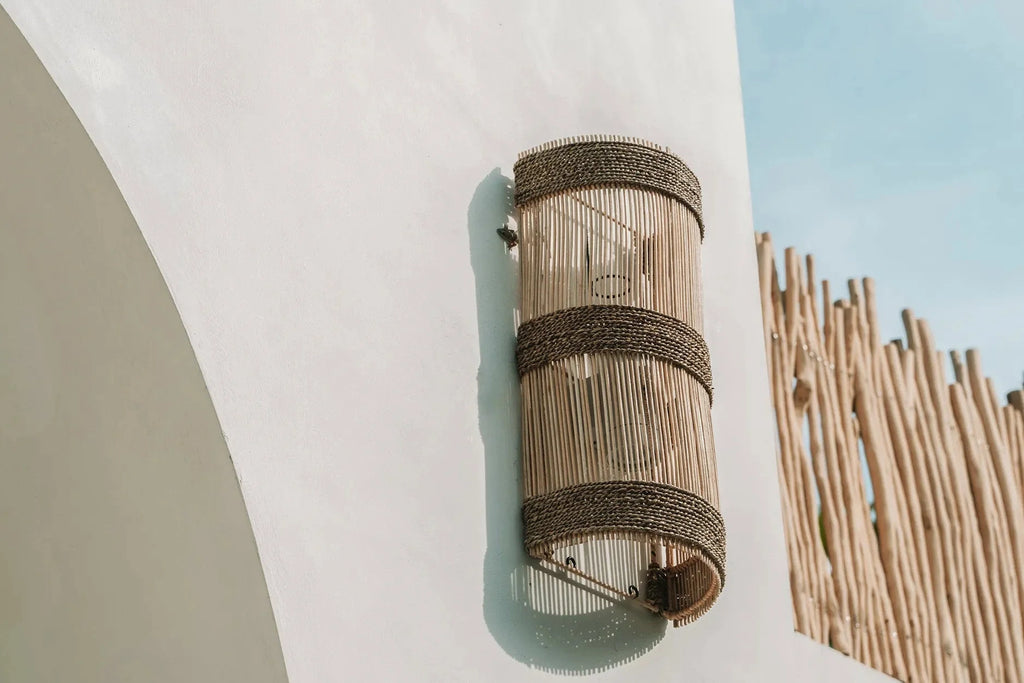 Applique murale en rotin ajouré et corde naturelle, cylindre extérieur en bois et bands