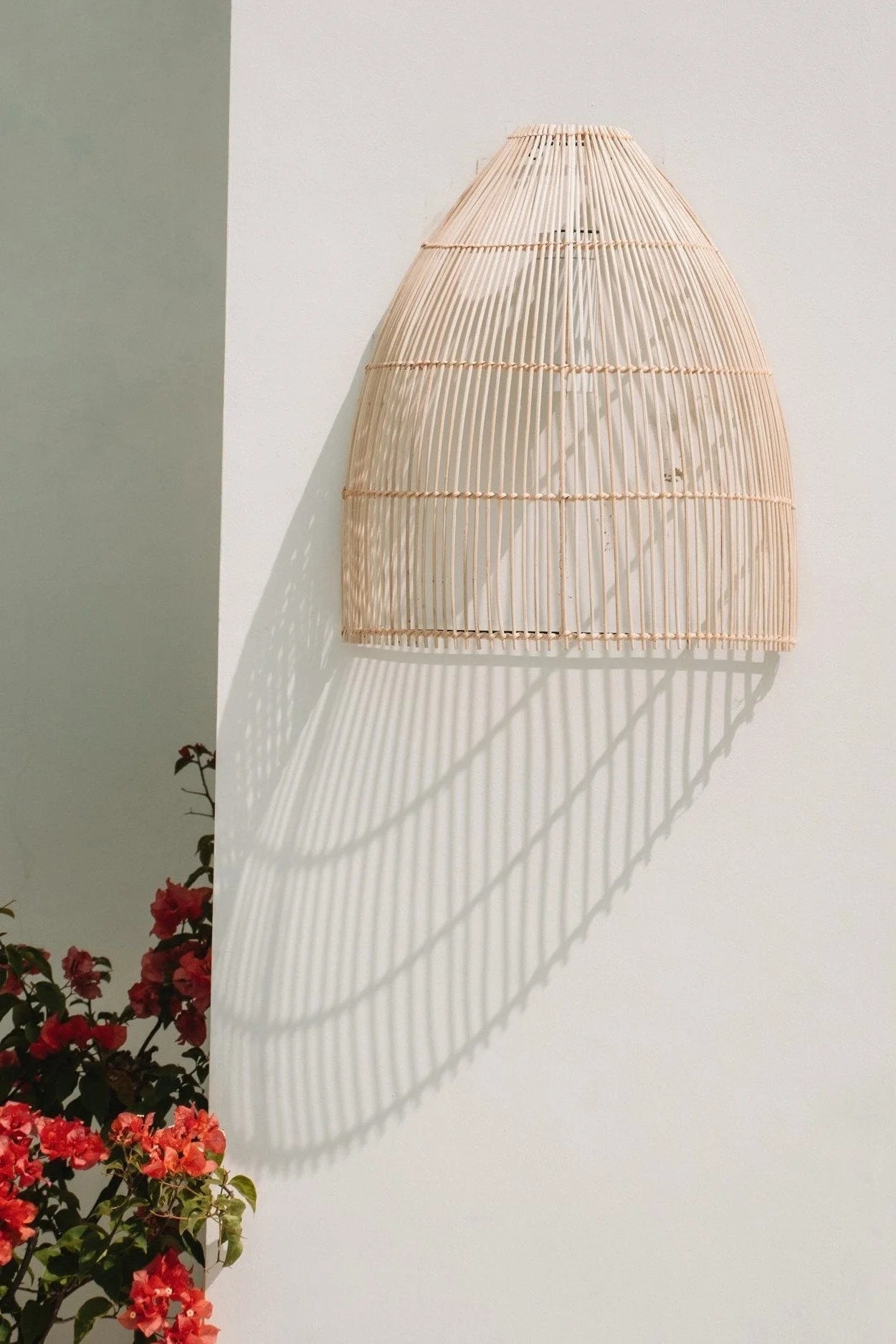 Applique murale en rotin naturel conique ajourée H55 cm