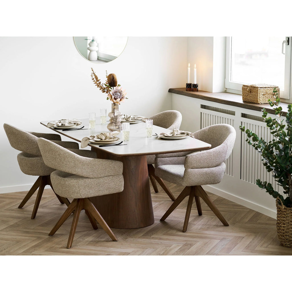 Table basse moderne marbre blanc et bois foncé avec chaises beige