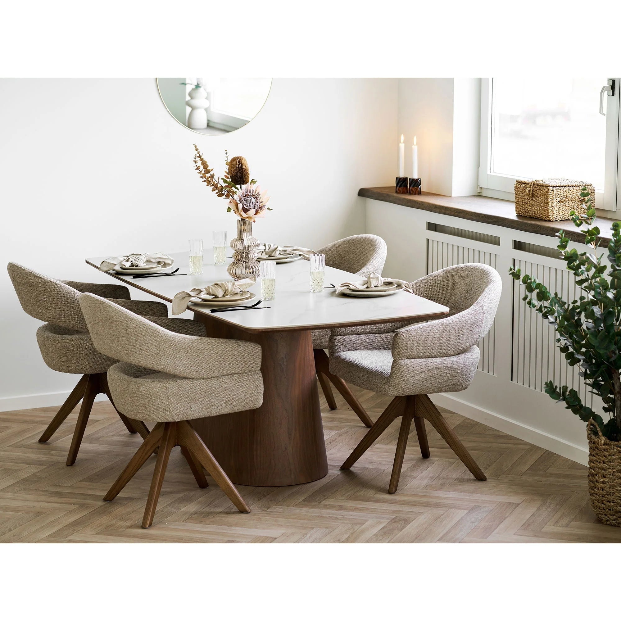 Table basse moderne marbre blanc et bois foncé avec chaises beige