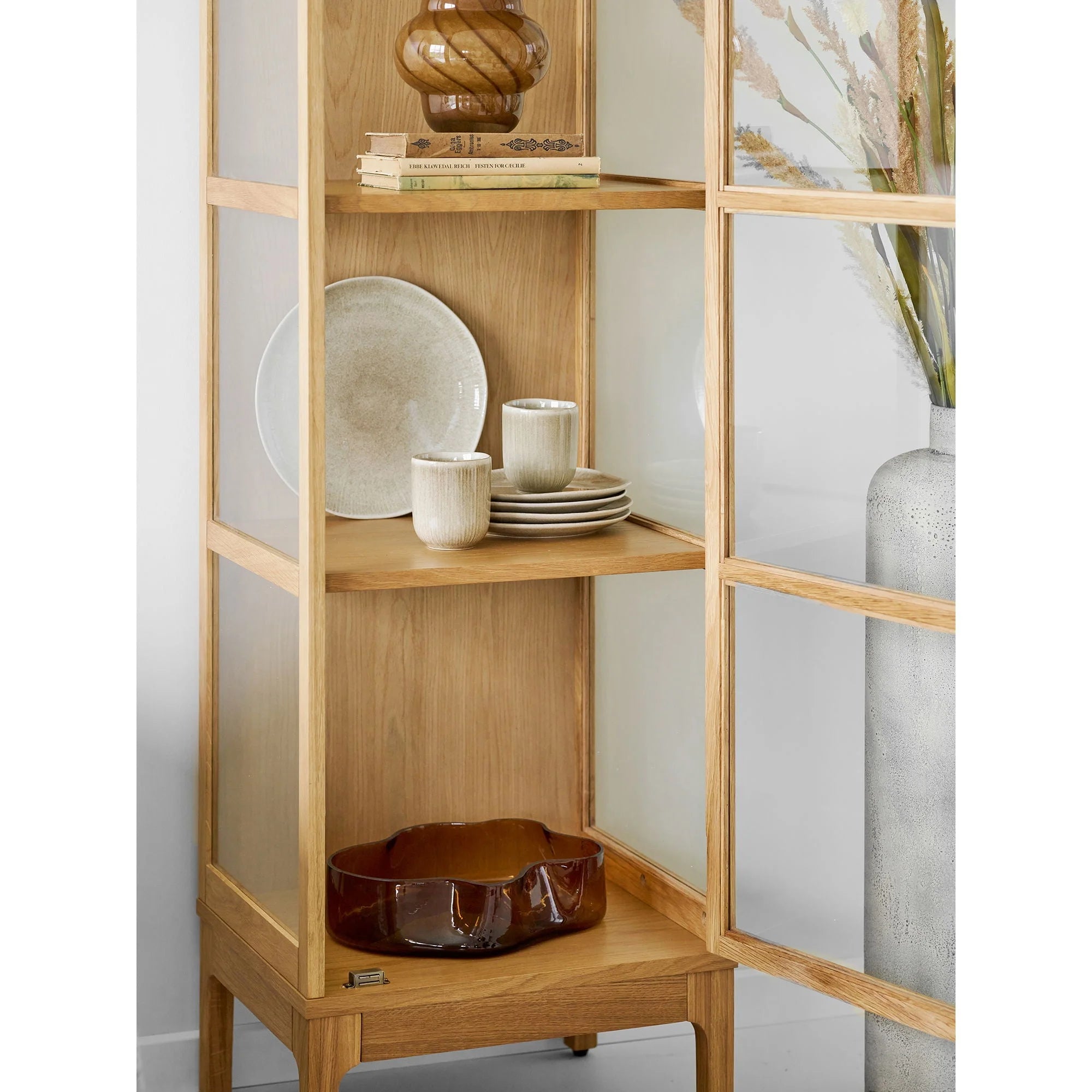 Vitrine en chêne clair avec panneaux vitrés et étagères ouvertes