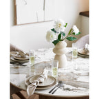 Vase en céramique crème à étages arrondis avec fleurs blanches