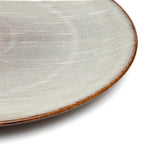 Assiette en grès gris clair avec bord brun texturé strié