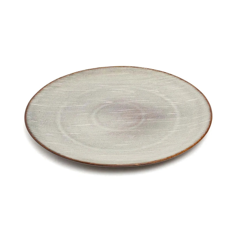 Assiette plate en grès gris clair bord brun texturé strié
