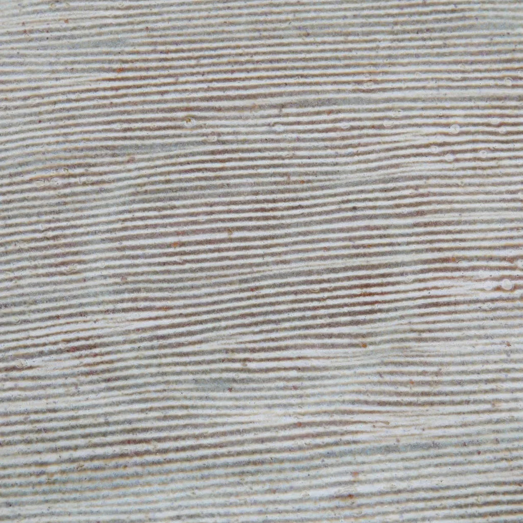 Assiette en grès gris clair à bord brun texturé strié beige-gris