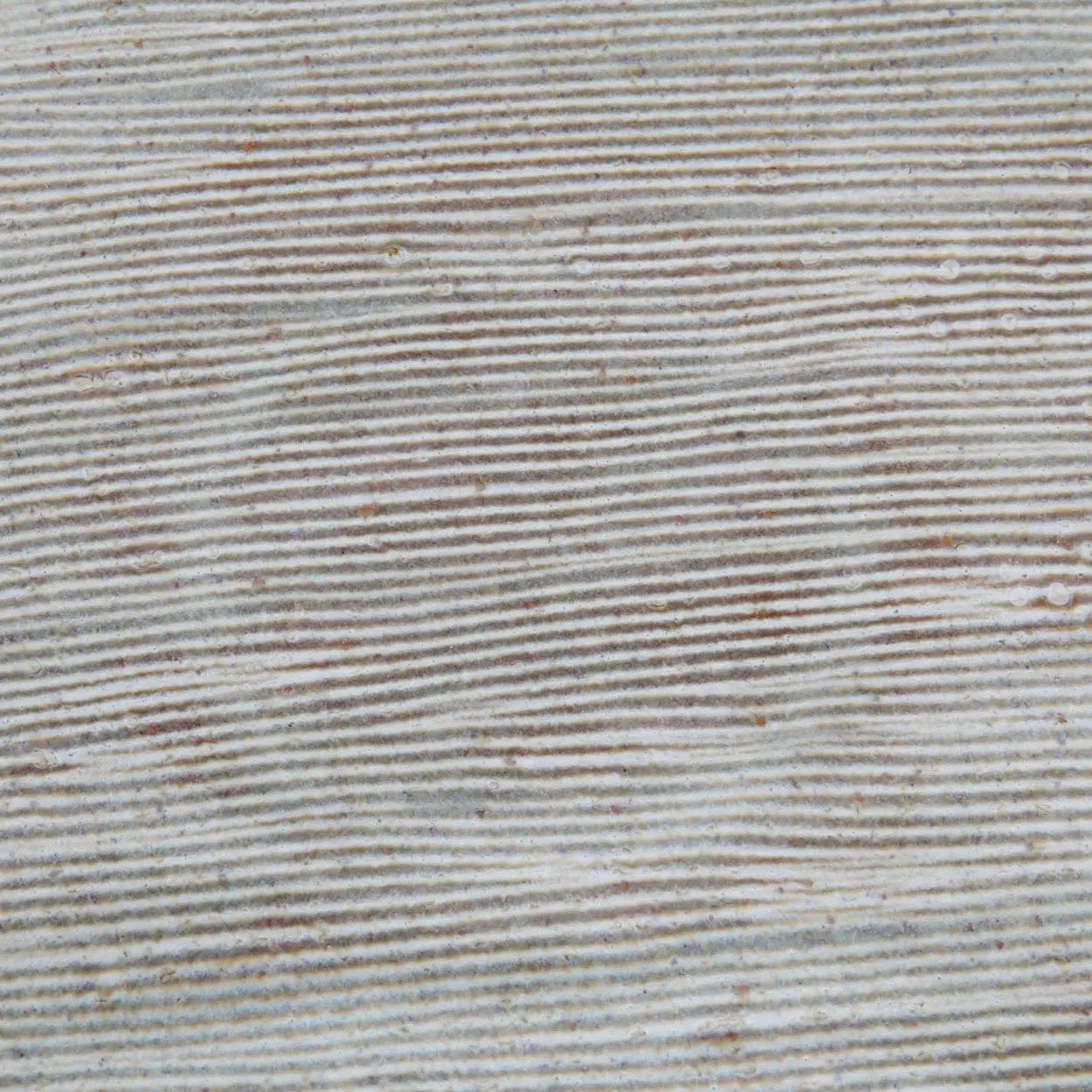 Assiette en grès gris clair à bord brun texturé strié beige-gris
