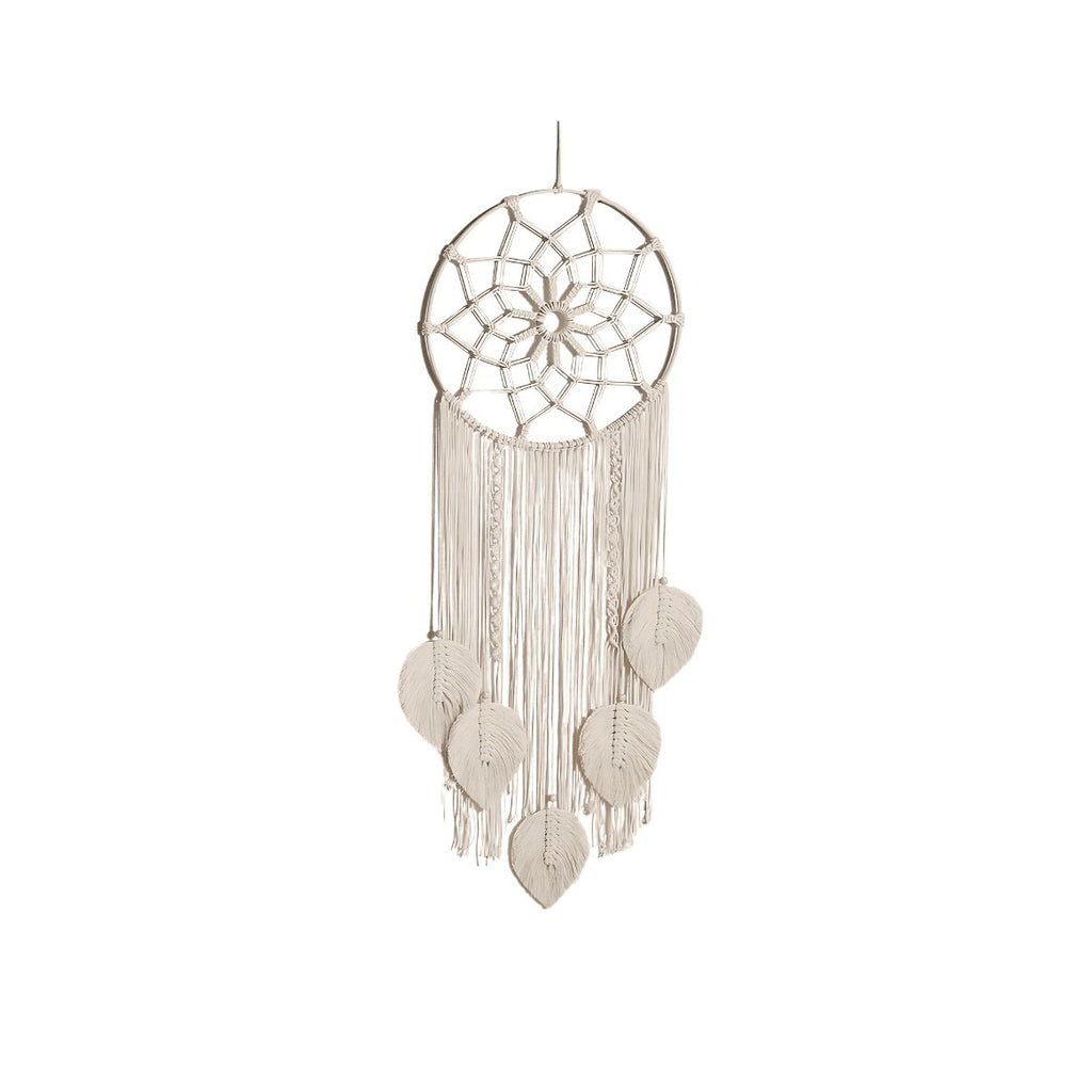 Attrape-rêves blanc en macramé sur fond blanc