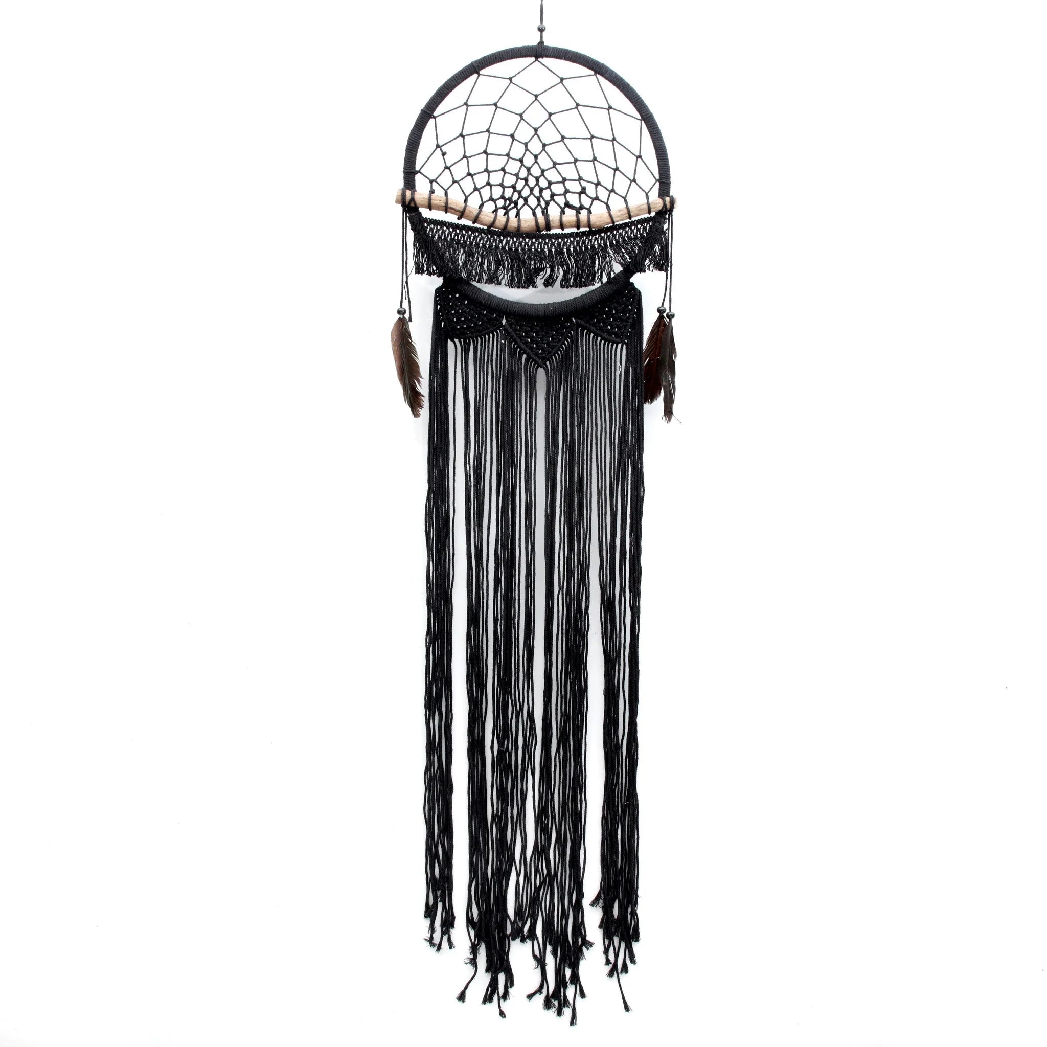 Attrape-rêves mural en macramé noir avec plumes et perles en bois