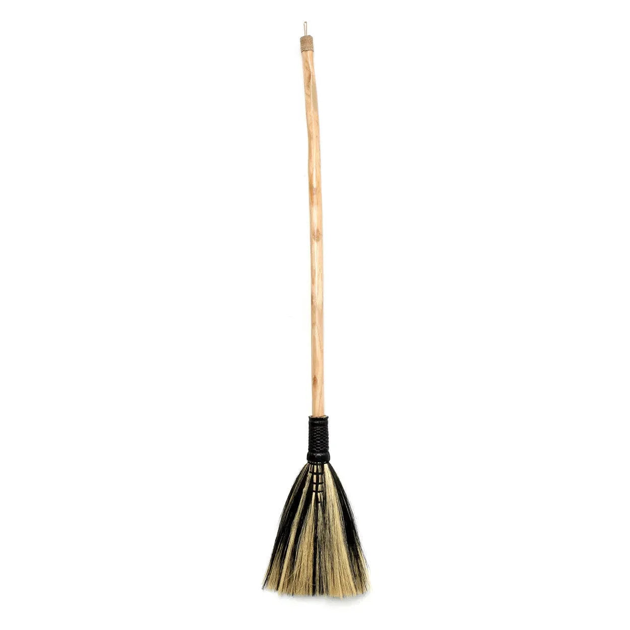 Balai décoratif en fibres naturelles beige et noir avec manche en bois courbé H130 cm