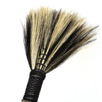 Fouet à mouche en poil de cheval noir et beige avec manche en bois courbé H130 cm