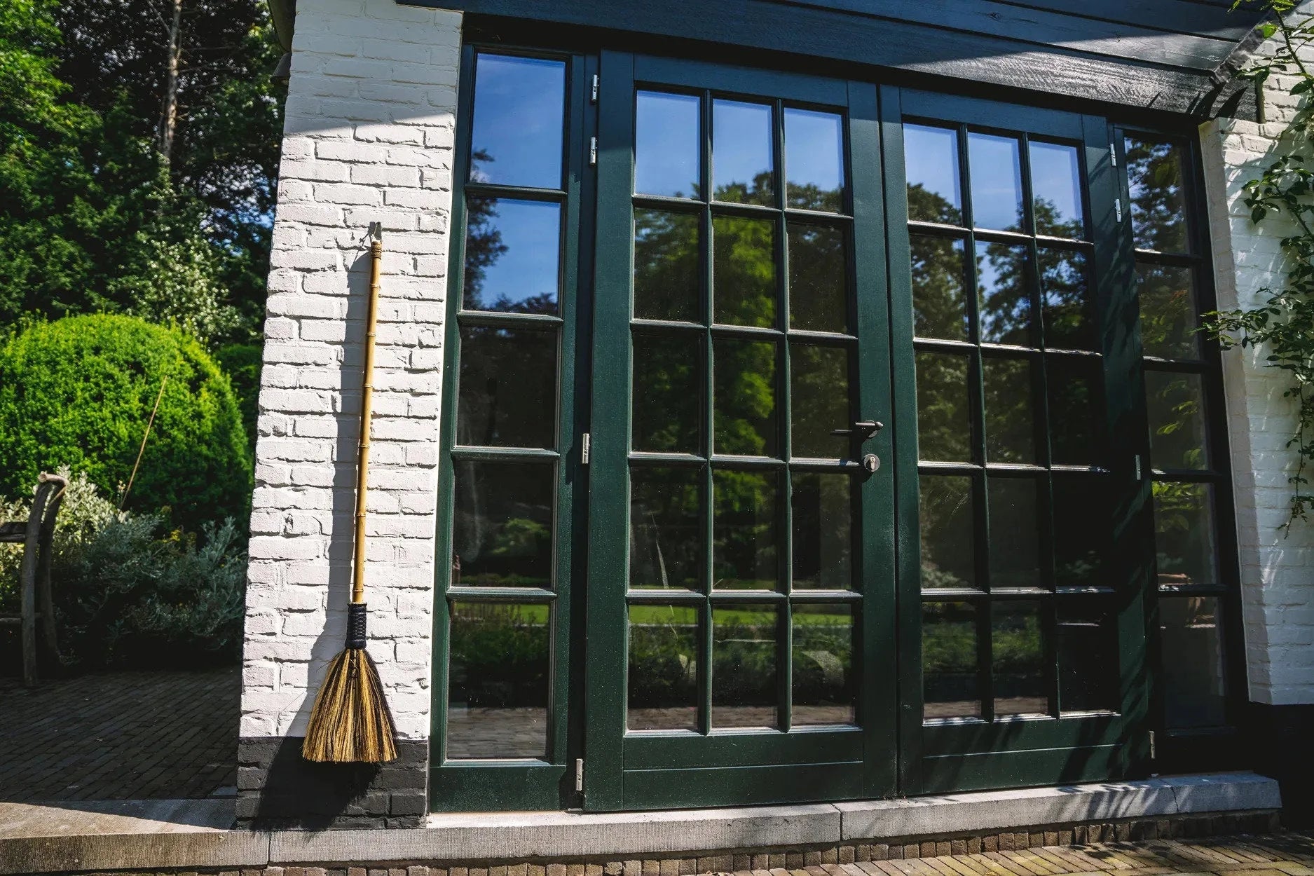 Portes françaises vert foncé avec vitres, parfaites pour décoration intérieure élégante