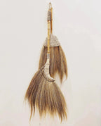 Deux balais décoratifs en raphia naturel frangé, H75 cm, dos