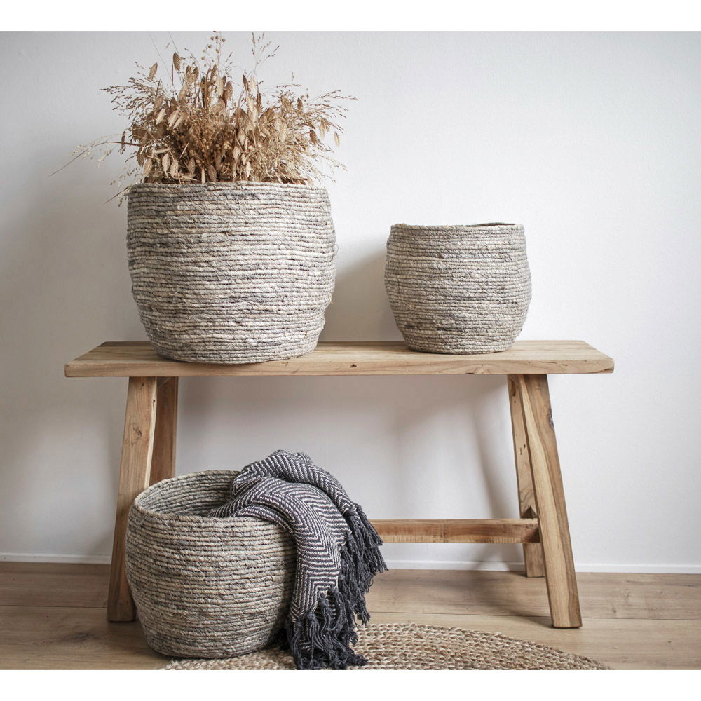 Trois paniers en herbe tressée sur banc teck massif 90x25 cm