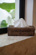 Boîte à mouchoirs en rotin tressé brun naturel avec mouchoir sorti